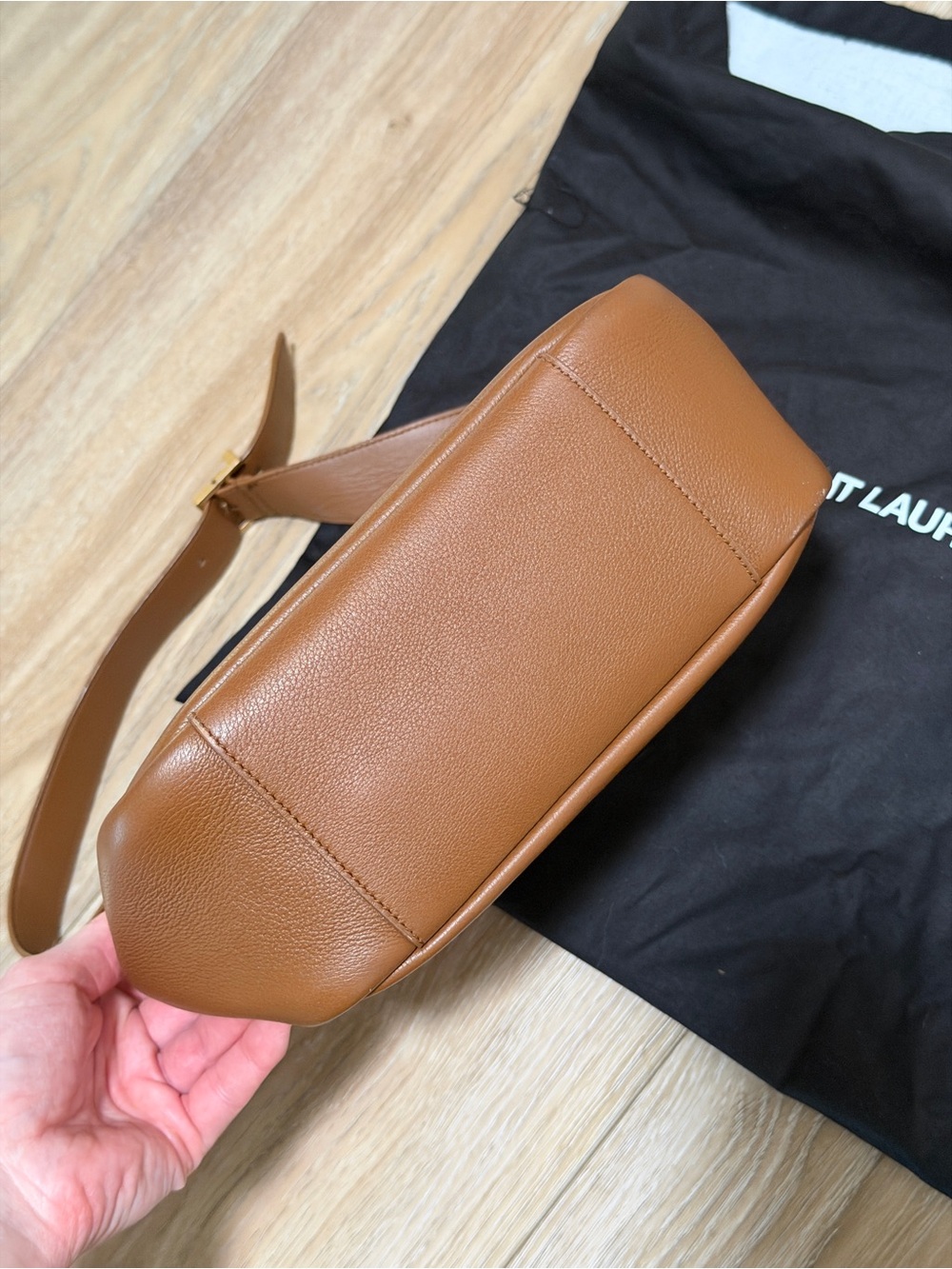 Saint Laurent Le 5 À 7 Supple Small Shoulder Bag in Grained Leather - Picture 4 of 11